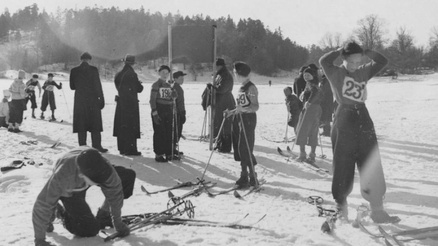 När fler bosatte sig i området ökade aktiviteterna. Här en skidtävling i Saltängen 1946. Fotograf okänd, Nacka Lokalhistoriska Arkiv