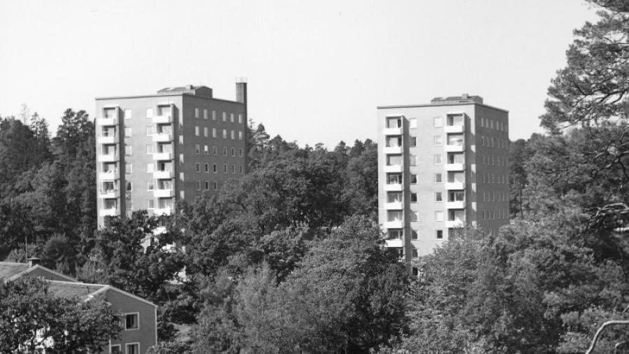 Nu så! Våra hus stod färdiga 1964, arkitekt var Ali Forslund. Stiliga! Foto Per-Anders Ericsson 1968, Nacka Lokalhistoriska Arkiv.