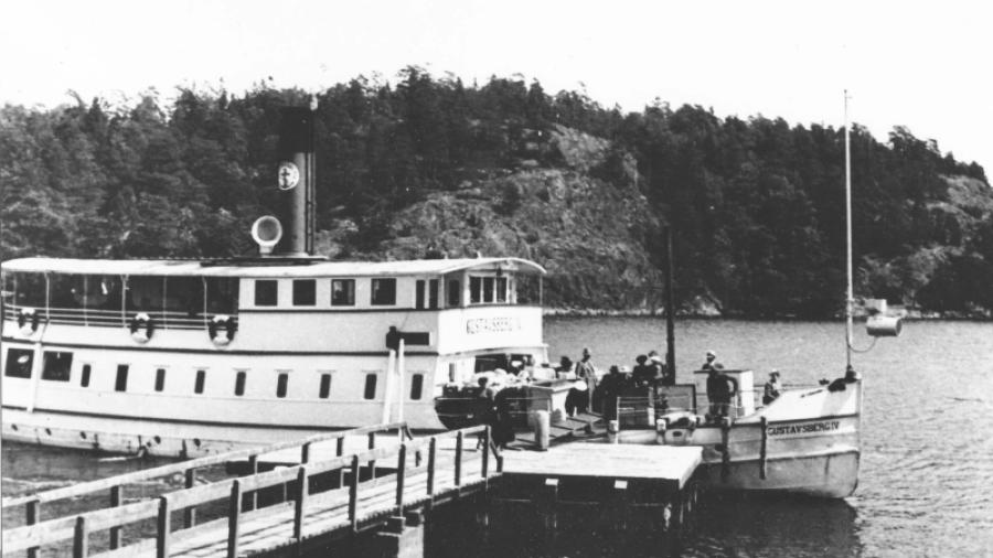 Duvnäs Udde var en ångbåtsbrygga som tog emot fartyg på väg mot skärgården och  Gustavsberg. Foto Sture Silvander 1946, Nacka Lokalhistoriska Arkiv