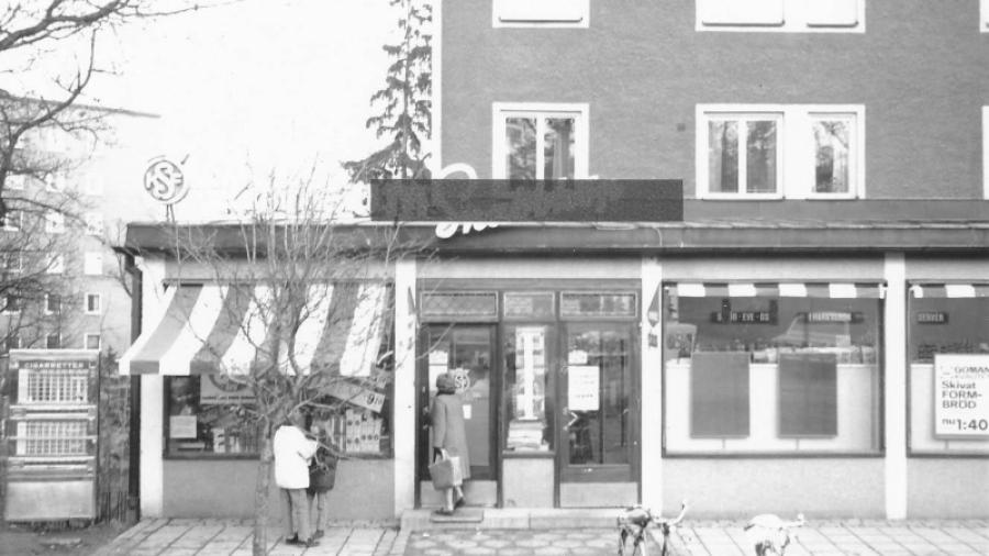 det fanns en brödbutik från 1947 på Ugglevägen 34, Tranv 4 skymtar i bakgrunden. Butiken byggdes om till snabbköp 1953 och flyttade 1979 till Ektorps nya centrum. Fotograf okänd, 1967, Nacka Lokalhistoriska Arkiv. 